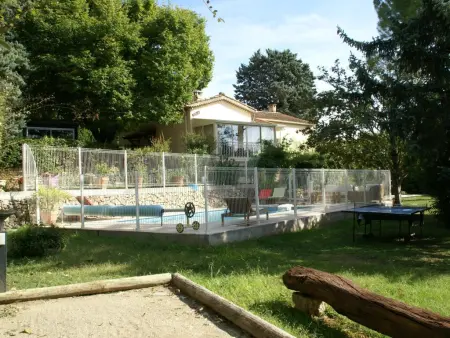 Location villa à Salernes, Super maison pour enfants avec piscine clôturée et jardin