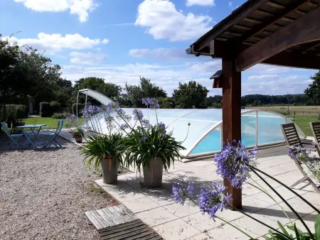 Location gite à Bonnœuvre, Maison familiale avec piscine, grand jardin clos et équipements de loisirs