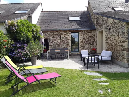 Location gite à Bonnœuvre, Maison de charme avec piscine et grand jardin, près dAncenis - idéal pour familles et balades