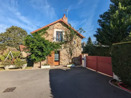 Location gite à Pérassay, Belle maison en pierre au cœur du Berry avec jardin, terrasse, et activités familiales à proximité