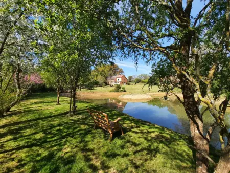 Location gite à Bazaiges, Maison indépendante avec grand jardin, terrasse, plan deau sécurisé et salle de jeux près du lac dÉguzon
