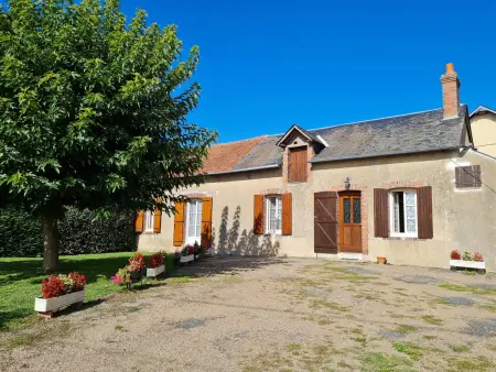 Location gite à Pierrefitte ès Bois, Gîte indépendant avec cour fermée à 1km du village
