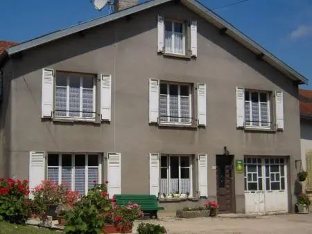 Location gite à Aouze, Gîte convivial avec 3 chambres, proche du patrimoine historique, cour et équipements inclus