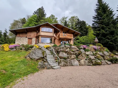 Location gite à Liézey, Chalet bois à Liézey : confort moderne, terrasse, proximité Gérardmer et chemins pédestres