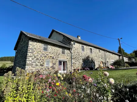 Location gite à Freycenet la Cuche, Gîte chaleureux 5 chambres près de Freycenet-la-Cuche, idéal pour familles et amis, animaux admis