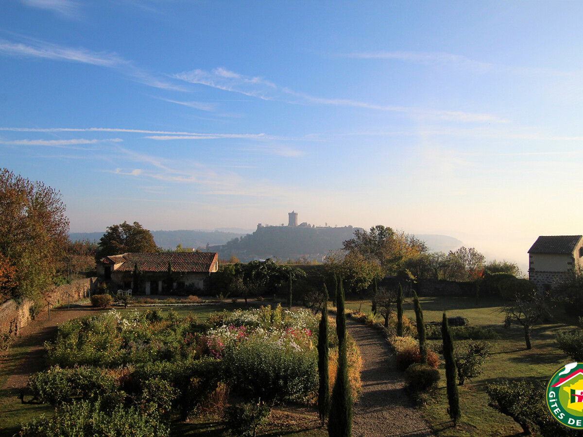 Ferme XVIe siècle avec verger clos et vue sur la forteresse - Photo 2
