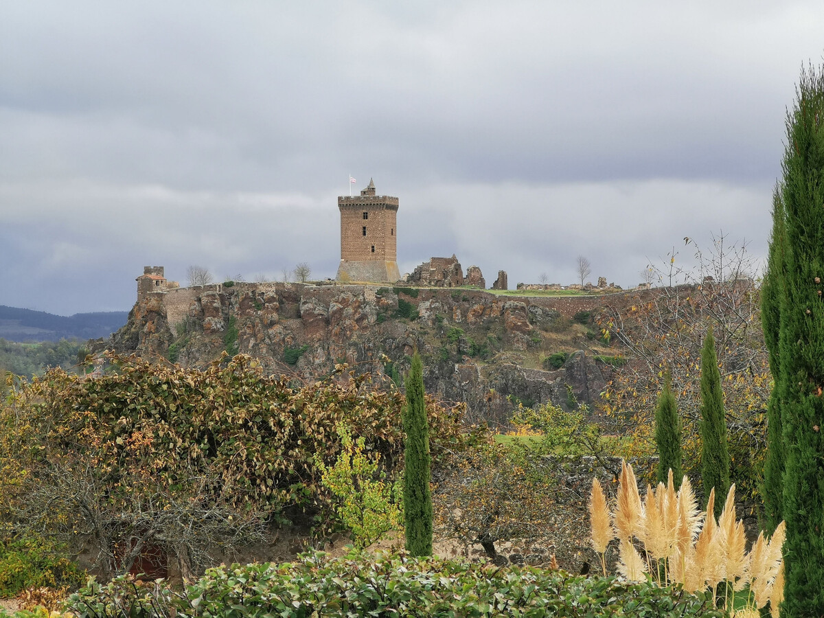 Ferme XVIe siècle avec verger clos et vue sur la forteresse - Photo 19