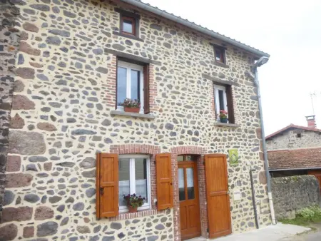 Location gite à Mazerat Aurouze, Maison de bourg restaurée avec cour privative au coeur dun village paisible, proche gorges de lAllier et sites historiques