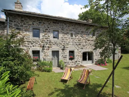 Location gite à Saint Julien Chapteuil, Gîte familial restauré avec jardin clos, équipements bébé, animaux acceptés, proche St-Julien-Chapteuil