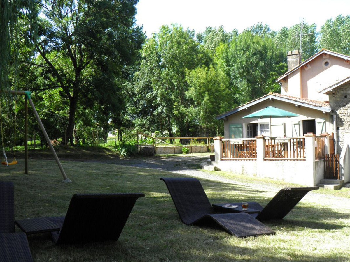 Gîte ancien moulin, étang privé et jardin 1100 m² à Foussais-Payré - Photo 1
