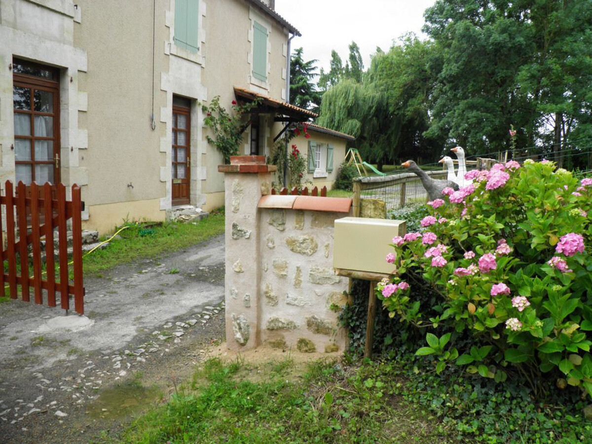 Gîte ancien moulin, étang privé et jardin 1100 m² à Foussais-Payré - Photo 6