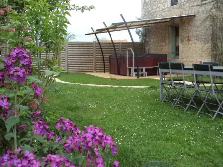 Location gite à Saint Martin de Fraigneau, Maison rénovée avec jardin, SPA, vélos près des commerces - Animaux acceptés