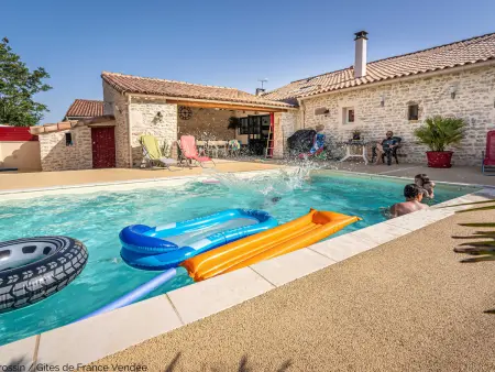Location gite à L'Hermenault, Maison rénovée pour 14 pers avec piscine chauffée, jardin, baby-foot, proche Puy du Fou et La Rochelle