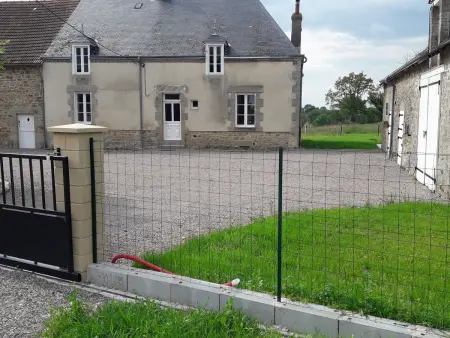 Location gite à Crevant, Maison paisible entre Berry et Creuse avec jardin clos, terrasse et parking privé