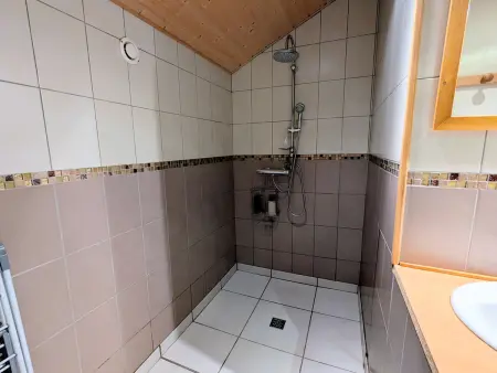 Charmant meublé au calme, proche cascades, randos, chevaux, parking et terrasse privée, WiFi gratuit - Photo 13