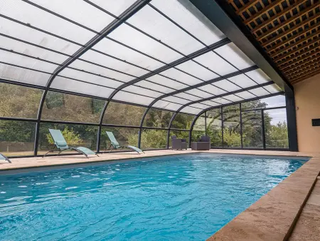 Location gite à Orsennes, Maison isolée avec jardin, piscine intérieure chauffée et équipements pour des vacances de rêve.