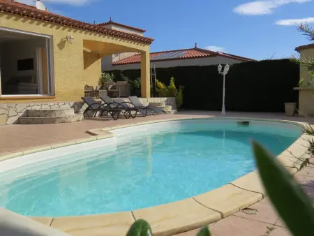 Location villa à Saint Laurent de la Salanque, Villa avec Piscine Privée, Sauna et Boulodrome à 8 min des Plages