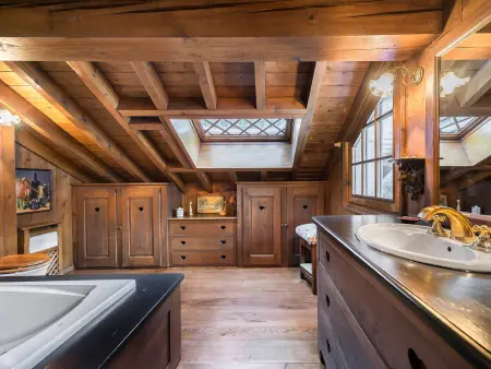 Chalet authentique et spacieux avec jacuzzi et hammam, près du centre de Méribel - Photo 8