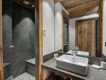 Chalet luxueux avec 5 chambres, hammam, cheminée et grande terrasse au cœur de Val d'Isère - Photo 6