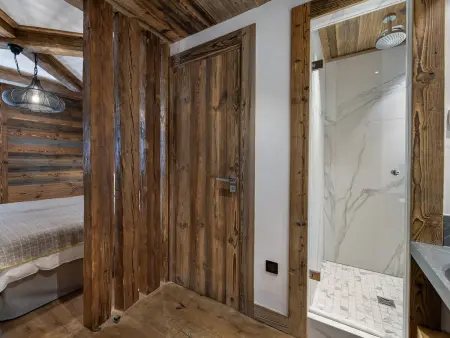 Chalet luxueux avec 5 chambres, hammam, cheminée et grande terrasse au cœur de Val d'Isère - Photo 8