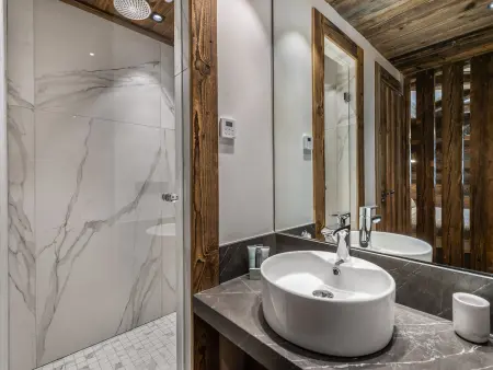 Chalet luxueux avec 5 chambres, hammam, cheminée et grande terrasse au cœur de Val d'Isère - Photo 9