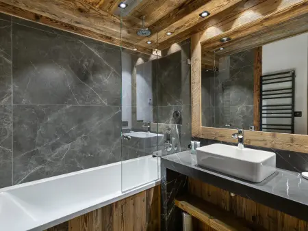 Chalet luxueux avec 5 chambres, hammam, cheminée et grande terrasse au cœur de Val d'Isère - Photo 11