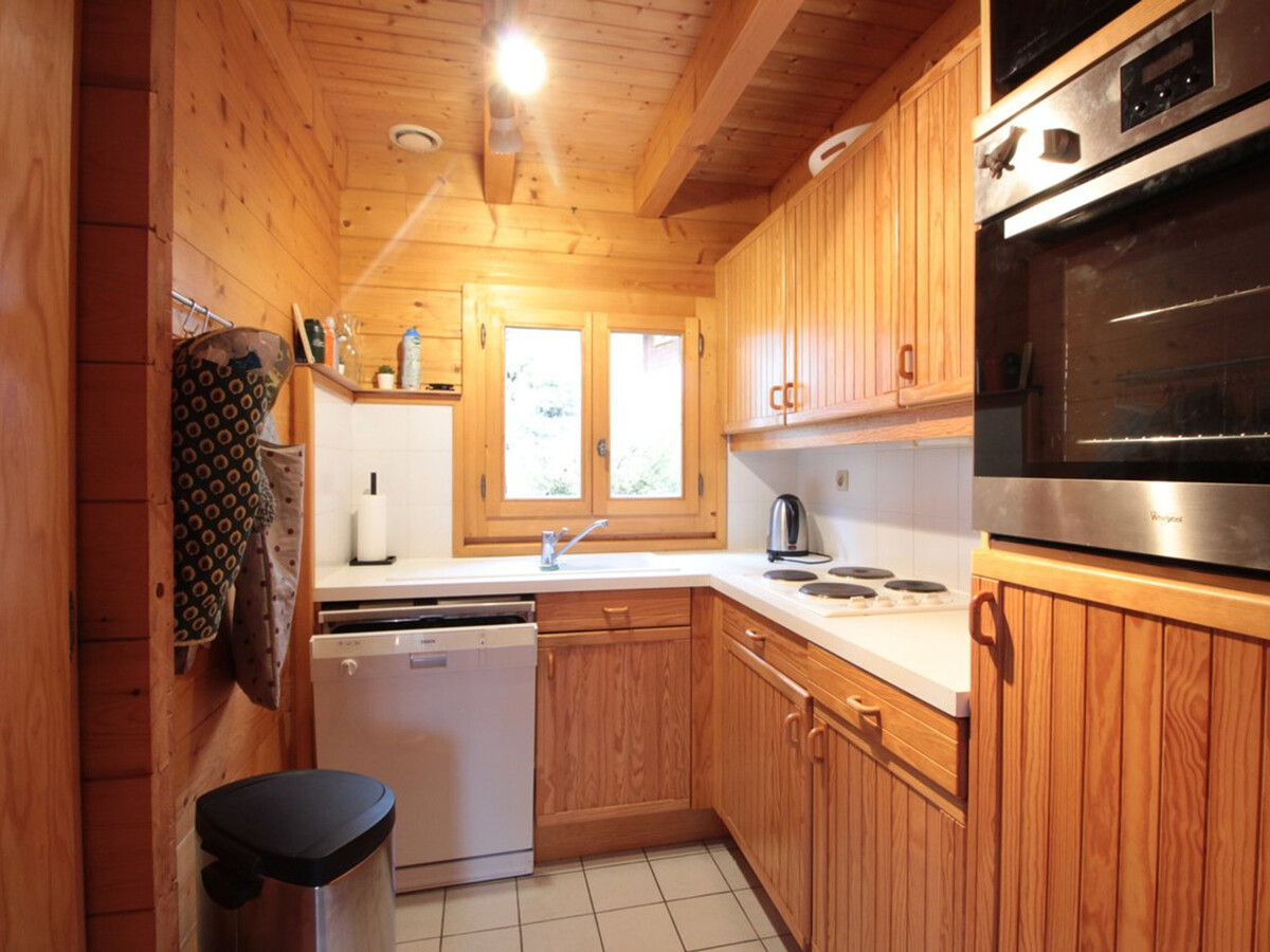 Chalet équipé avec poêle et garage, proche centre et remontées mécaniques - Photo 4