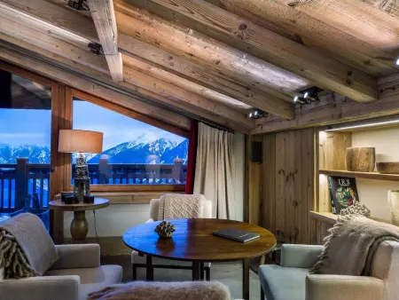 Location chalet à Courchevel 1850, Chalet raffiné avec chambres luxueuses et services inclus