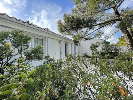 Maison avec accès direct à la plage, 2 terrasses, jardin clos, 3 chambres, parking privé à La Guérinière - Photo 2