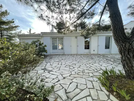 Maison avec accès direct à la plage, 2 terrasses, jardin clos, 3 chambres, parking privé à La Guérinière - Photo 3