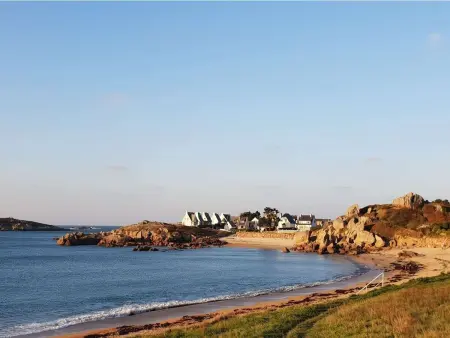 Location maison à Trégastel, Charmante maisonnette avec jardin à 400m de la plage à Trégastel, WIFI gratuit et parking.