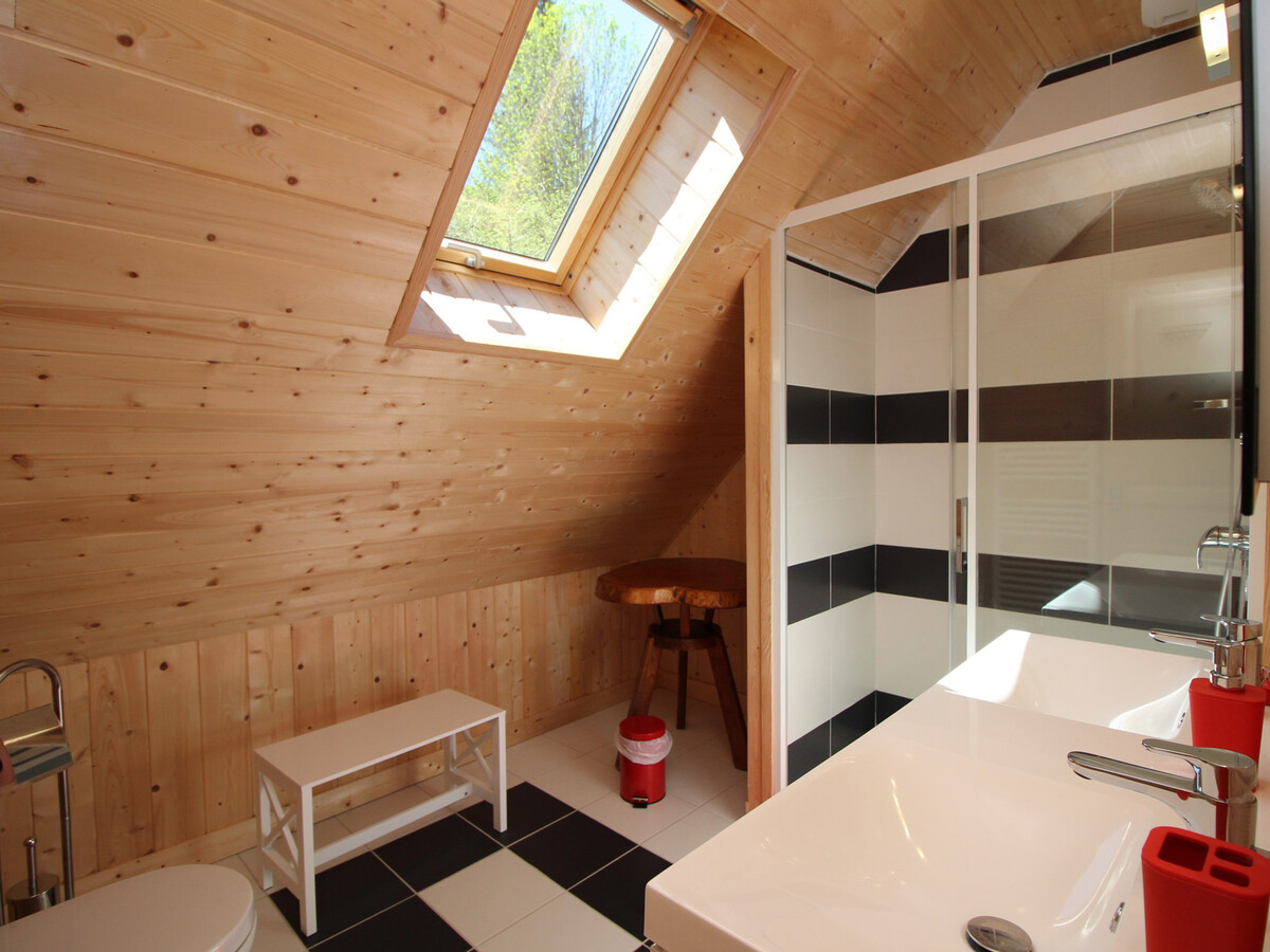 Chalet 4 chambres Mont-Dore, terrasse Sud-Est et local skis - Photo 12