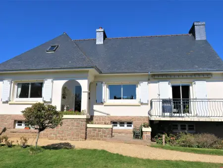 Location maison à Perros Guirec, Maison conviviale avec jardin, WIFI gratuit, à 900m de la plage de Trestraou, Perros-Guirec