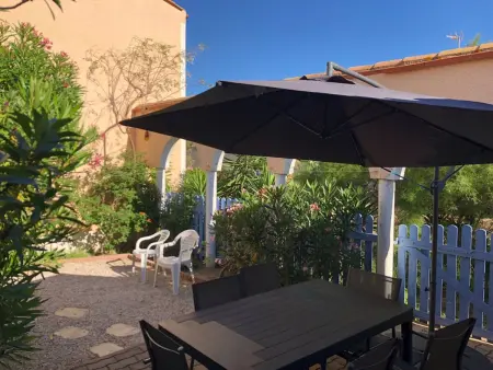 Location villa à Port Barcarès, Villa T2 Climatisée avec Piscine, Jardin et Parking – Idéale pour 4 à Port Barcarès