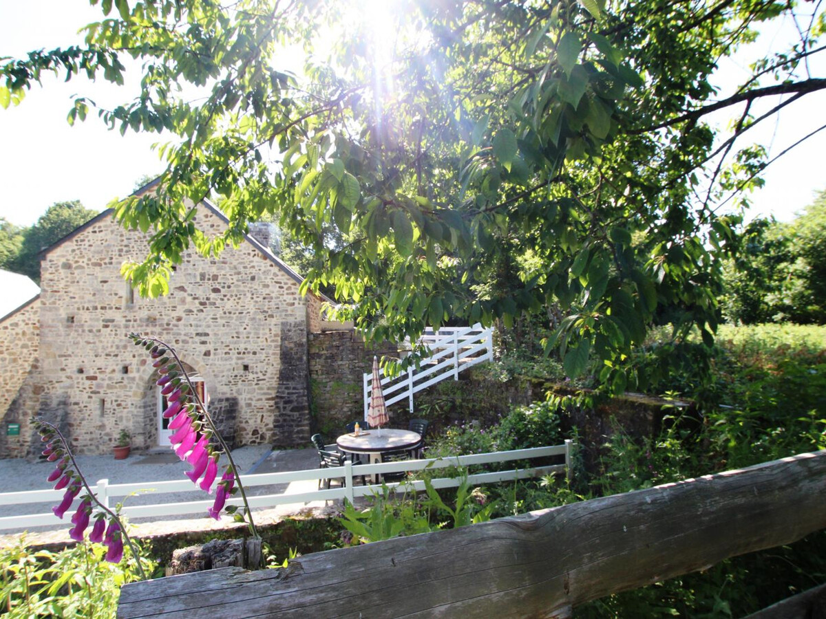 Moulin du XIXe siècle restauré, terrasse au bord de l'eau - Photo 1