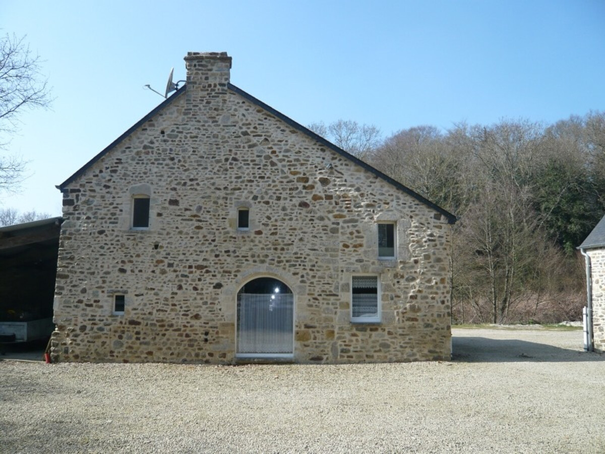 Moulin du XIXe siècle restauré, terrasse au bord de l'eau - Photo 18