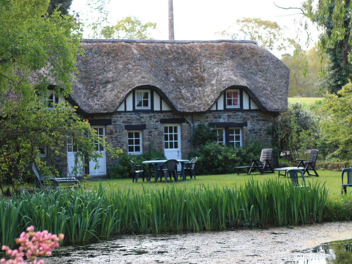 Maison normande au toit de chaume avec étang à Jullouville - Photo 1