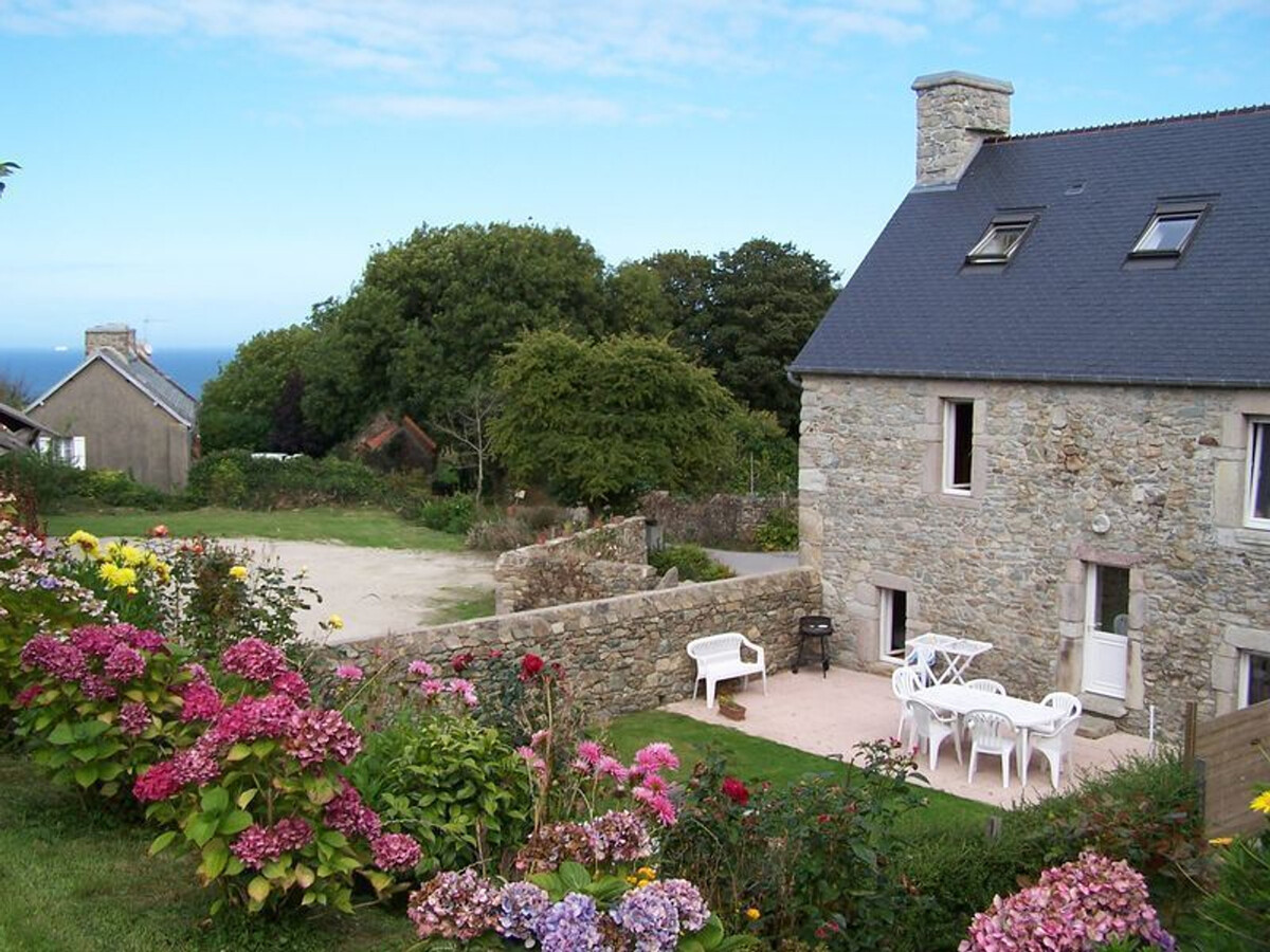 Maison en pierre rénovée, 3 chambres, terrain clos à La Hague - Photo 1