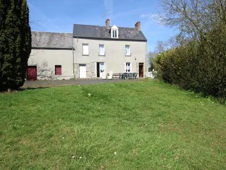 Gîte rustique au sommet d'une butte avec jardin clos
