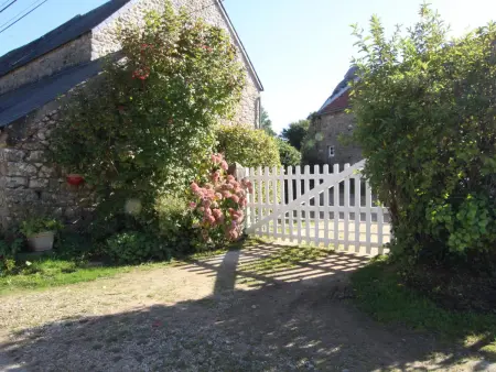 Gîte typique Théville, cheminée et cour close : photo 15