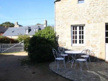 Gîte typique Théville, cheminée et cour close : photo 16