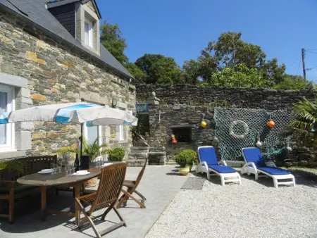 Gîte en pierre avec cheminée et jardin clos à Surtainville : photo 2