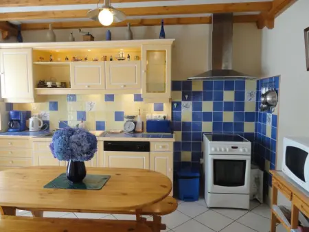 Gîte en pierre avec cheminée et jardin clos à Surtainville : photo 3