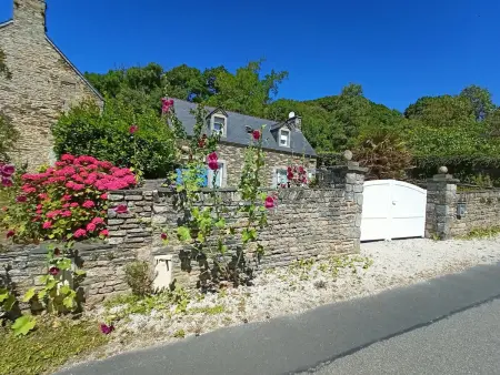 Gîte en pierre avec cheminée et jardin clos à Surtainville : photo 14