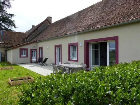 Location gite à Monétay sur Loire, Maison bourbonnaise rénovée avec terrasse, Wifi et parking