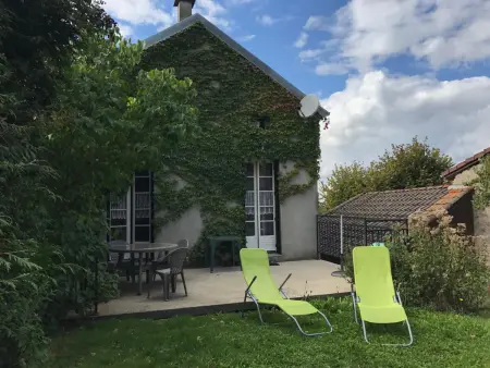 Location gite à La Chabanne, Gîte indépendant avec terrasse et garage à La Chabanne