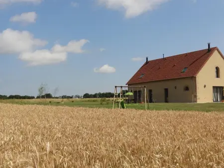 Location gite à Chapeau, Gîte moderne à la ferme avec cheminée et wifi