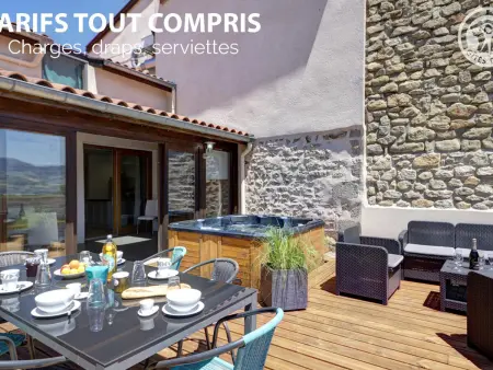 Location gite à Cellieu, Gîte 3 chambres avec hammam, sauna et jacuzzi à Cellieu