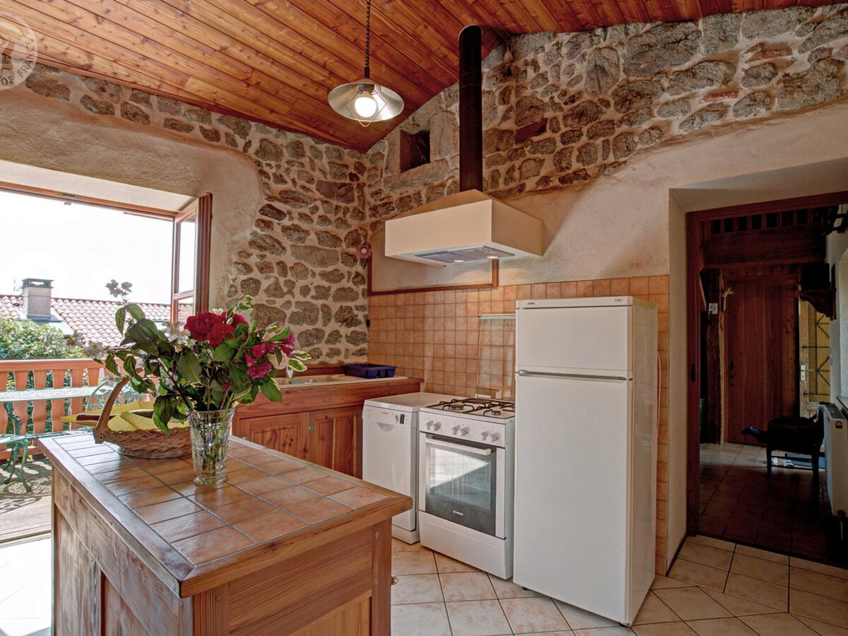 Gîte 6 pers. Forez : terrasse vue Loire et fourneau - Photo 8