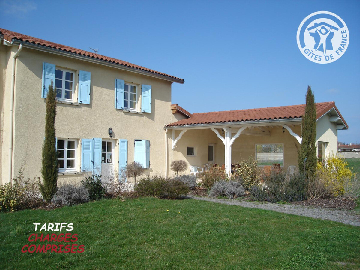 Gîte 4 chambres, piscine chauffée à Chalain-le-Comtal - Photo 1